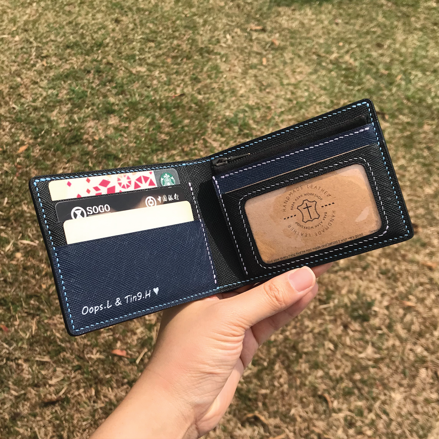 Saffiano Leather | Bifold Short Wallet | Zipper Slot Design | 十字紋牛皮系列 | 兩摺短銀包 | 拉鏈包款式