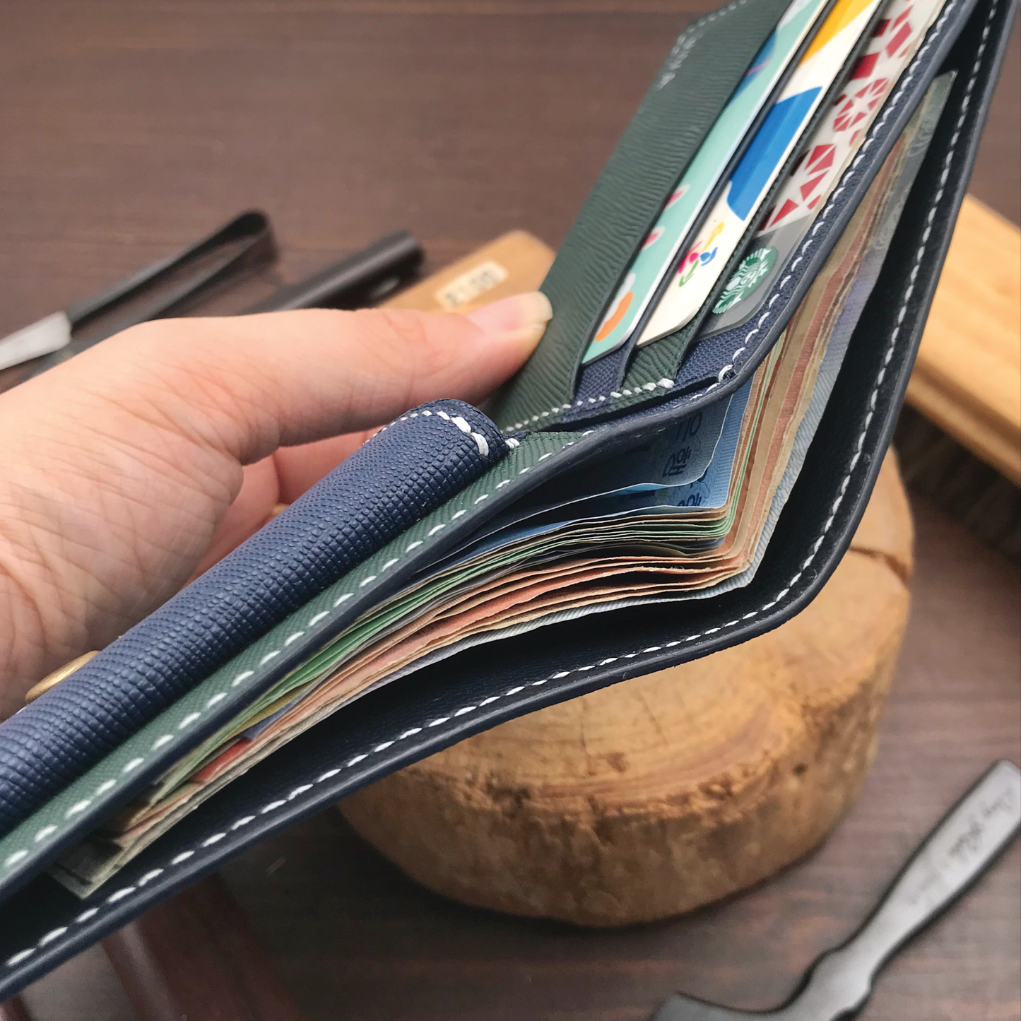 Saffiano Leather | Bifold Short Wallet | Coins Pocket Design | 十字紋牛皮系列 | 兩摺短銀包 | 零錢包款式