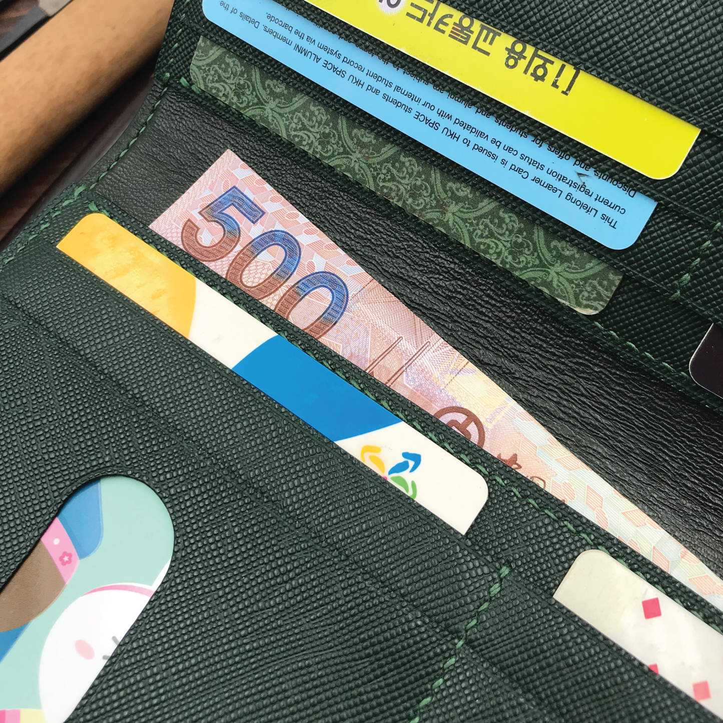 十字紋牛皮系列 | 兩摺長銀包 | 卡位，相位款式